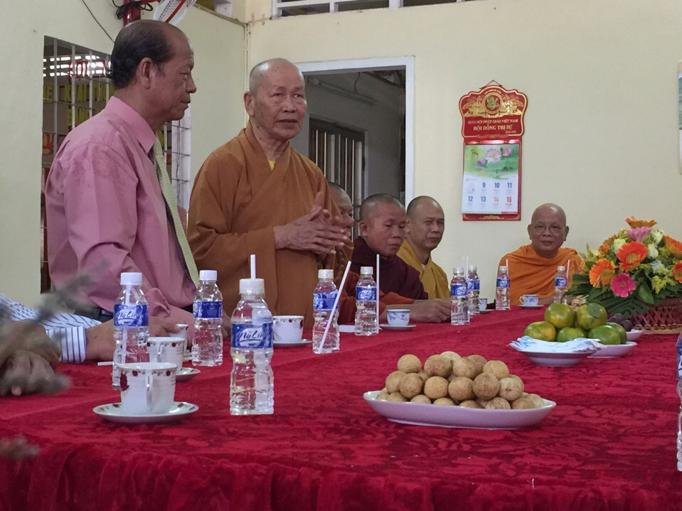 lanh dao tinh chuc mung 10