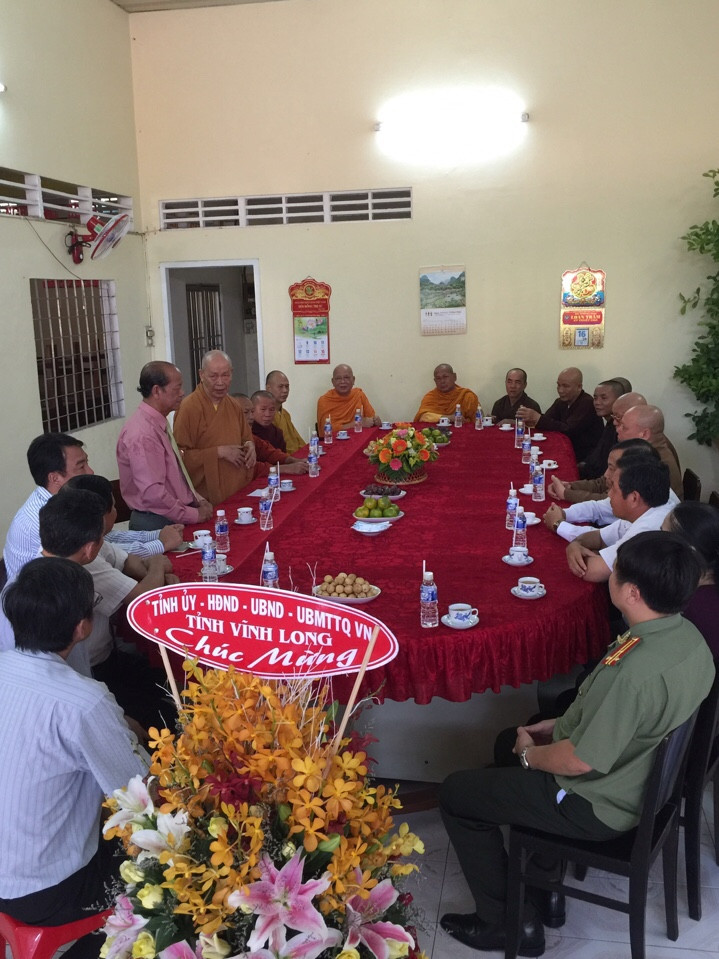 lanh dao tinh chuc mung 11