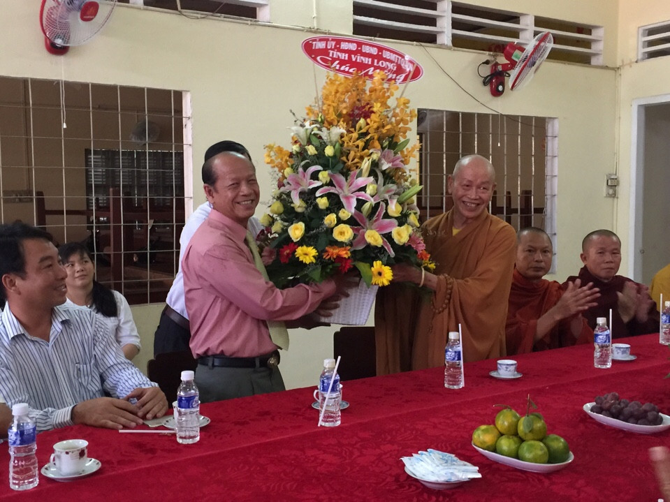 lanh dao tinh chuc mung 13